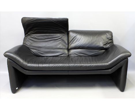   Sofa, Hans Kaufeld / De Sede.  Zweisitzer. Schwarzes Leder, mit aufklappbarer Rückenlehne. Gebrauchsspuren. Hans Kaufeld/De