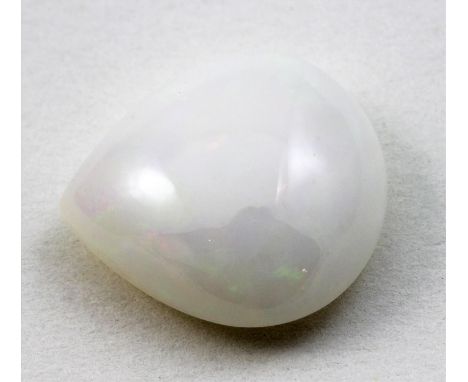   Äthiopischer, weißer Opal, 9,18 ct.  Tropfenförmiges Cabochon. Beigegeben: "Colored Stone Report".          