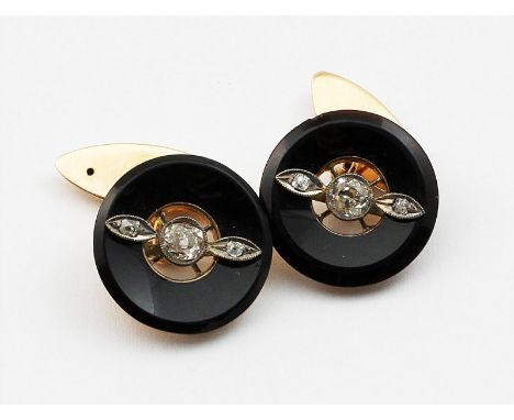   Paar Art Deco-Manschettenknöpfe.  14 kt. RG, geprüft, brutto 7,9 g. Je besetzt mit Ring aus schwarzem Onyx, darauf drei in 
