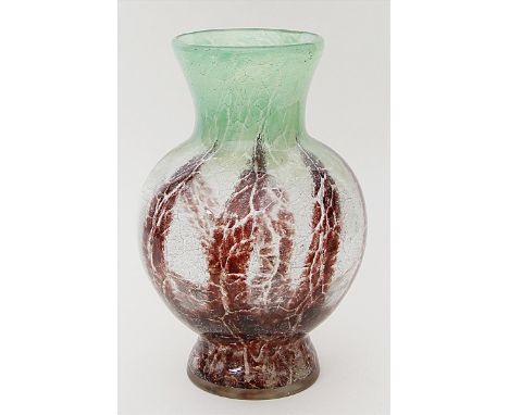   Große Vase, WMF Ikora.  Farbloses Glas mit eingeschmolzenem, weißen Netz und Dekor aus braunem und grünem Pulverschmelz. Ku