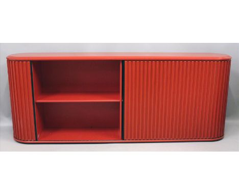   Nieuwelaar, Aldo van den (1944 Amsterdam 2010)  Modell "Amsterdamer Sideboard". Kunststoff/Holz, rot gelackt. Front mit zwe