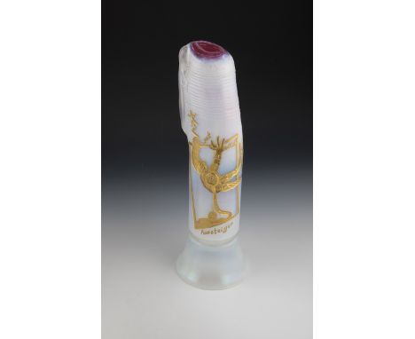 Vasenobjekt ''Aussteiger'' Erwin Eisch, 1995 Farbloses Glas mit verlaufendem Opal unterfangen, Appliken, geschnittener, vergo