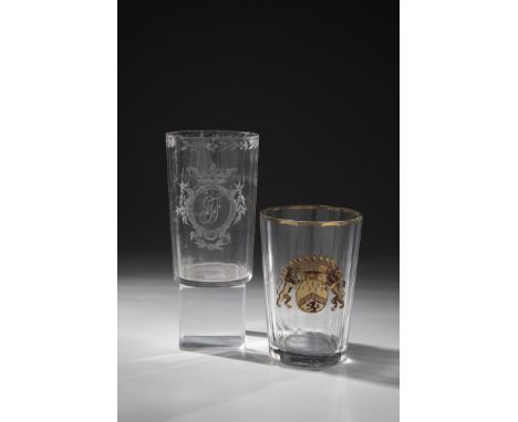 Zwei Becher mit Wappen Schlesien, 18. / 19. Jh. Farbloses Glas. Auf der vielfach facettierten Wandung ein geschnittenes, bekr