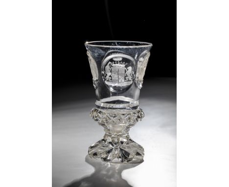 Fußbecher mit Wappen und Ansichten Böhmen, M. 19. Jh. Farbloses Glas. Passig geschliffener Fuß. Ranft gezänkelt. Auf der gloc