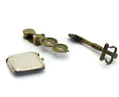 A set of brass sovereign scales,19th century, for full and half sovereigns, with crown Sovereign Warranted stamp,10cm longtog