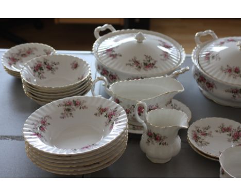 A quantity of ceramics to include a Royal Albert 'Lavendar Rose' pattern part tea and dinner service, various ceramic coffee 