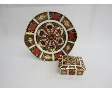 A Royal Crown Derby Imari pattern 1128 plate and lidded trinket box 