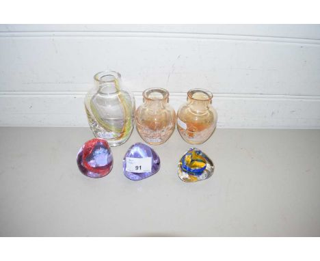 MIXED LOT VARIOUS PAPERWEIGHTS, ART GLASS VASES ETC