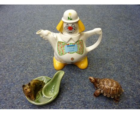 Wade teapot in the form of a clown, pipe rest and a trinket box (3)  