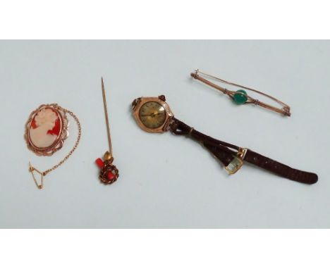 An oval cameo brooch - set within a 9ct gold frame, length 3.7cm, together with a yellow metal bar brooch incorporating a jad