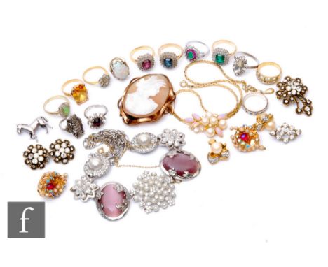 A small parcel lot of assorted costume and other jewellery to include a faux opal single stone ring, brooches, chain, earring