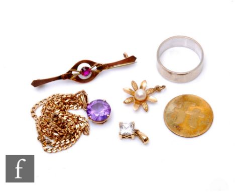 A small parcel lot of assorted 9ct and other jewellery to include a pendant and chain, a wedding ring, brooch etc, total weig