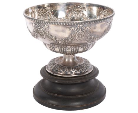 An Edward VII silver fruit bowl on turned foot, with floral swag and acanthus leaf repousse decoration, diameter 19cm, 14.2oz