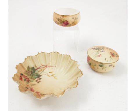 A Royal Worcester blush ivory patch box and cover, printed painted with floral sprays, dated 1907, diameter 2.5ins, together 