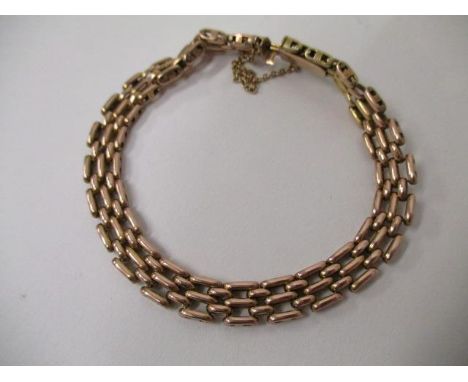 A gold coloured metal gate link style bracelet, stamped 10, 21.25g 