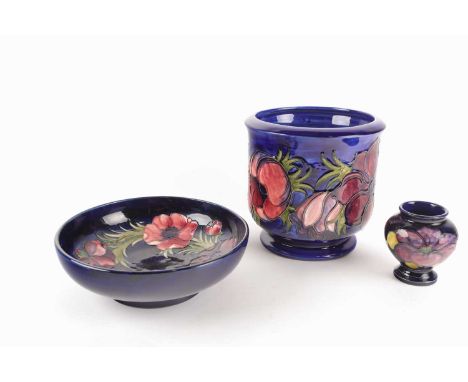 A Moorcroft pottery planter in the Anenome pattern, 18 cm high, together with a bowl in the same pattern, 21.5 cm diameter, t