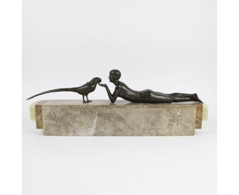 Art Deco sculpture reclining lady with bird Art bronze, signed on te base 'Janle' Art Deco sculptuur liggende dame met vogel 