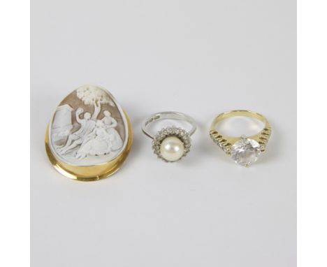 Gold ring 14 Kt with crystal, gold ring 18 Kt with pearl and gold cameo 18 Kt 4, 4 en 2.5 grams Gouden ring 14 Kt met kristal