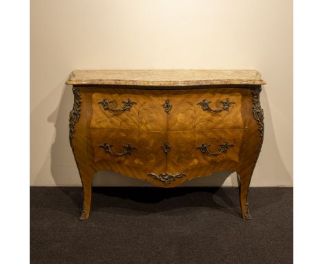French Louis XV Style dresser with bronze decorations and marble top Franse Louis XV-stijl commode met bronzen decoratie en m