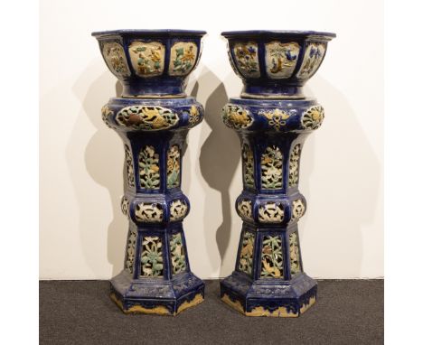 2 Chinese ceramic polychrome glazed flower stands with flower pot around 1900 2 Chinese keramieken polychrome geglazuurde blo