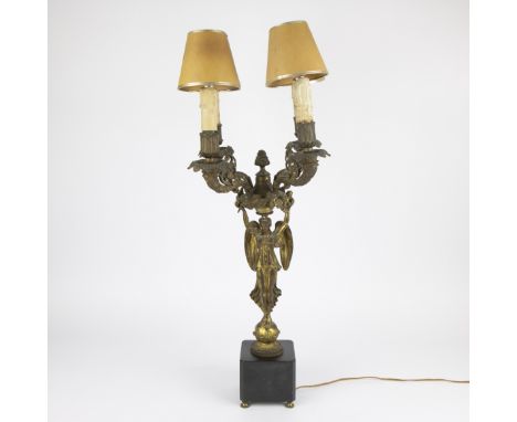 A tall bronze candelabra with Caryatid angel Hoge bronzen kandelaar met engel als Kariatide. H 66 cm