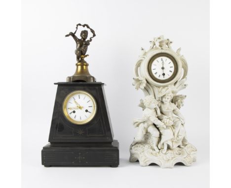 Romantic clock in biscuit Sèvres style and Art Deco clock in marble Romantische klok in biscuit Sèvres-stijl en Art Deco klok