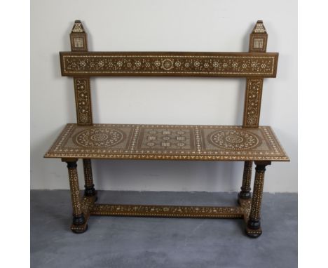 North African bench richly inlaid with mother-of-pearl Noord-Afrikaanse bank rijkelijk ingelegd met parelmoer. H 111 W 124 cm