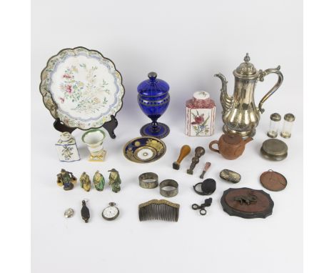 Lot miscellaneous ao Chinese Canton enamel dish, tea caddy, stamps Lot varia oa Chinees Canton emailleschotel, theebus, stamp