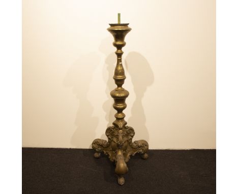 Large bronze church candlestick 19th century Grote bronzen kerkkandelaar 19e eeuw H 127 cm