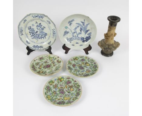 A collection of Chinese plates and statue in soapstone Een verzameling van Chinese bordjes en een beeldje in zeepsteen. Dia 1