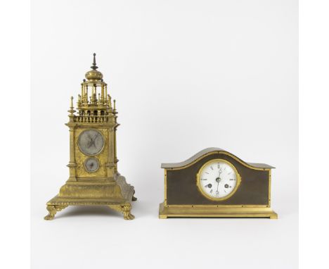 Heavy brass gilt mantel clock with silver plated dials, 2nd half 19th century. added metal Art Deco table clock. Zware vergul