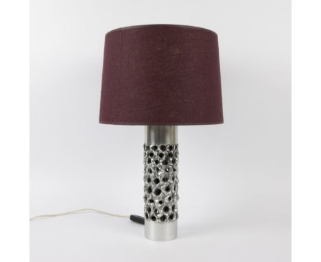 Vintage sixties floor lamp in worked aluminum with mauve fabric shade Vintage lampadaire met uitgewerkt aluminium met mauve s