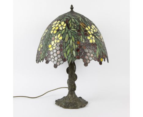 Bronze lamp Tiffany style, shade with colorful flower and leaf motif Bronzen lamp Tiffany stijl, kap met kleurrijk bloem en b
