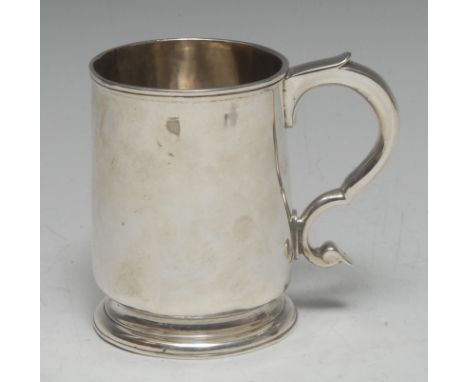 A George II silver half pint mug, quite plain,m scroll-capped handle, skirted base, 9.5cm high, London 1730, 6.5oz