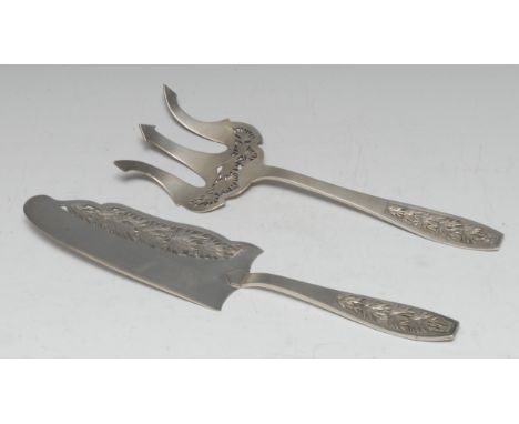 A pair of Chinese silver fish servers, 28.5cm long, early 20th century