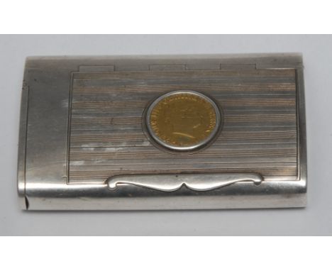 A George V silver rounded rectangular combination snuff box and vesta case, the hinged cover engine turned inset with a gold 