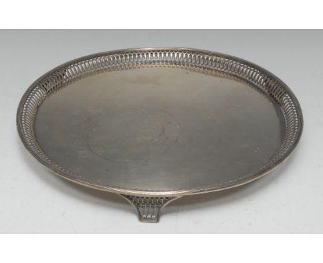 A George V silver circular tray, pierced border, and feet, 31cm diam, Goldsmith and Silversmith Company, London 1916, approx 