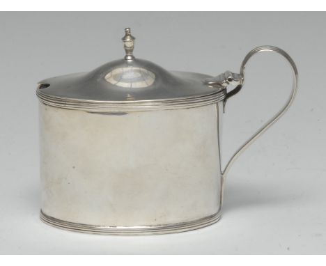 A George III silver oval mustard, hinged domed cover, reeded scroll handle and borders, blue glass liner, 10.5cm wide, London