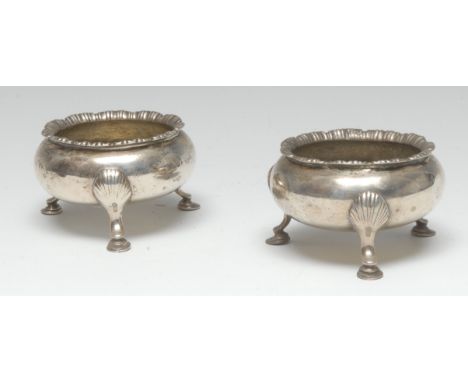 A pair of Victorian silver cauldron salt cellars, pad feet, fluted everted rim, 7.5cm diam, George John Richards, London 1850