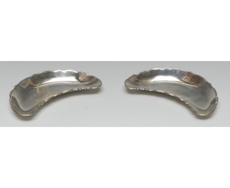 A pair of Edwardian silver kidney shaped sweetmeat dishes, retailed by Whytock &amp; Sons, Dundee, 16.5cm wide, Birmingham 19