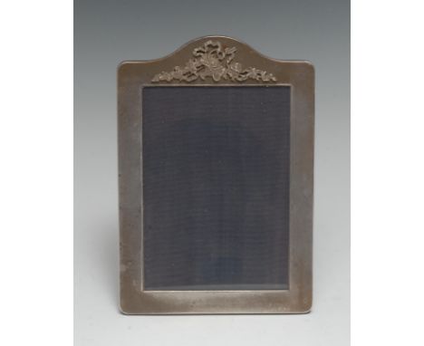 A Neo-Classical style silver easel photograph frame, the arched cresting applied with ribbon-tied flower basket, 19cm high, L