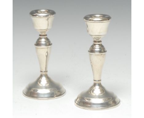 A pair of Elizabeth II silver candlesticks, bell shaped sconces, tapered pillars, domed circular bases, 13.5cm high, Birmingh