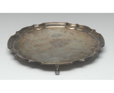 A George III style silver shaped circular salver, 25.5cm diam, Sheffield 1978, 15.5oz