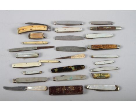 A collection of folding pocket knives and fruit knives, including mother-of-pearl scales 