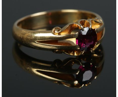 A Victorian 18ct Gold ring set with central garnet. Size R. Total weight: 6.1g  