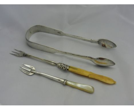 A pair of George IV fiddle pattern silver sugar tongs, London 1820 by Thomas Daniel, 14cm long, a 19th century silver pickle 