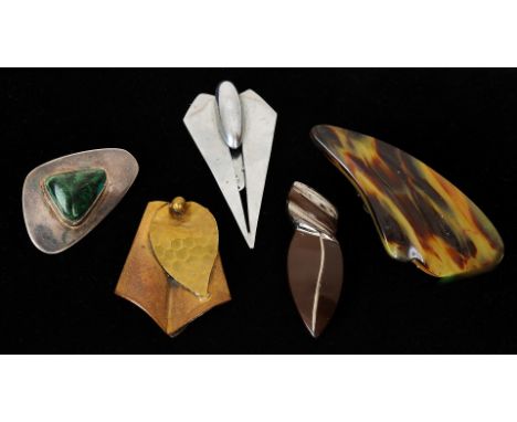 Five Art Deco inspired brooches; one bronze coloured with leaf decoration; a silvered gilt metal arrow brooch; and three furt