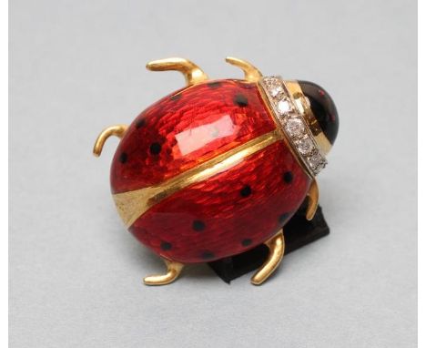 A DIAMOND AND ENAMEL 18CT GOLD LADYBIRD BROOCH/PENDANT, the black head with red eyes, black spotted red wings and pave set wi