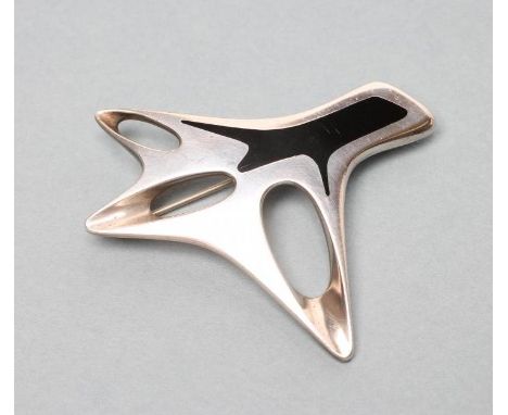 A GEORG JENSEN SILVER BROOCH designed by Henning Koppel of abstract open form with a polished black enamel panel, stamped GJ 