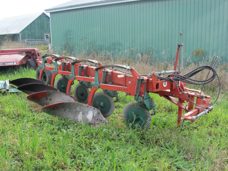 Kverneland BB100 variable width 4 furrow semimount plow with spring